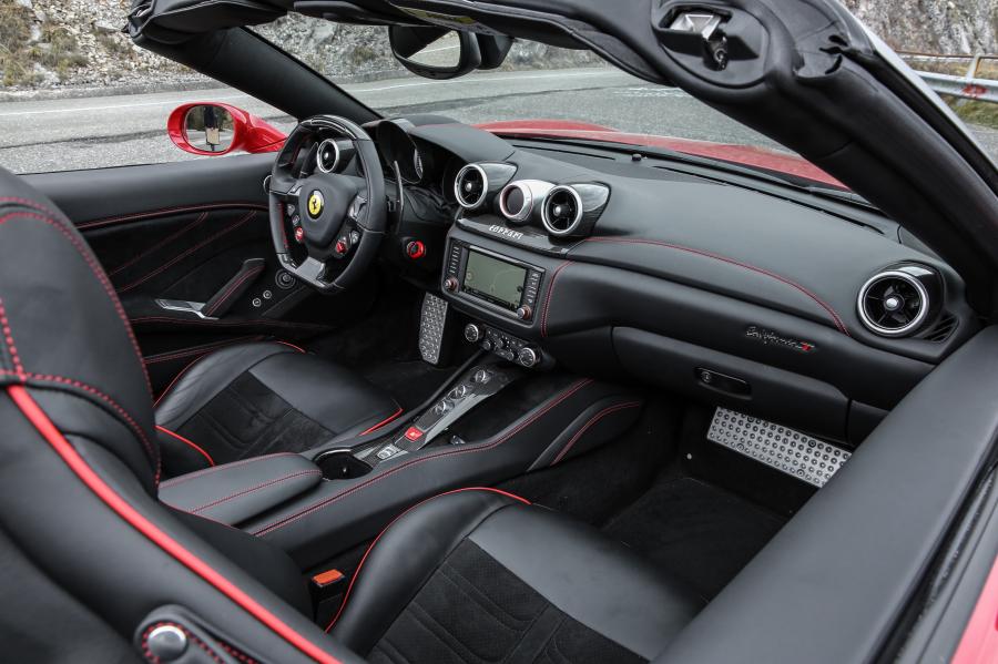 Интерьер Ferrari California T HS 2016 года  (фото 10 из 34)